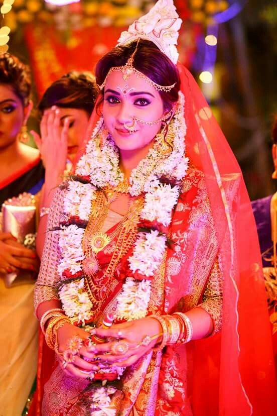 Simple Smile of Elegance Bengali Bridal Poses