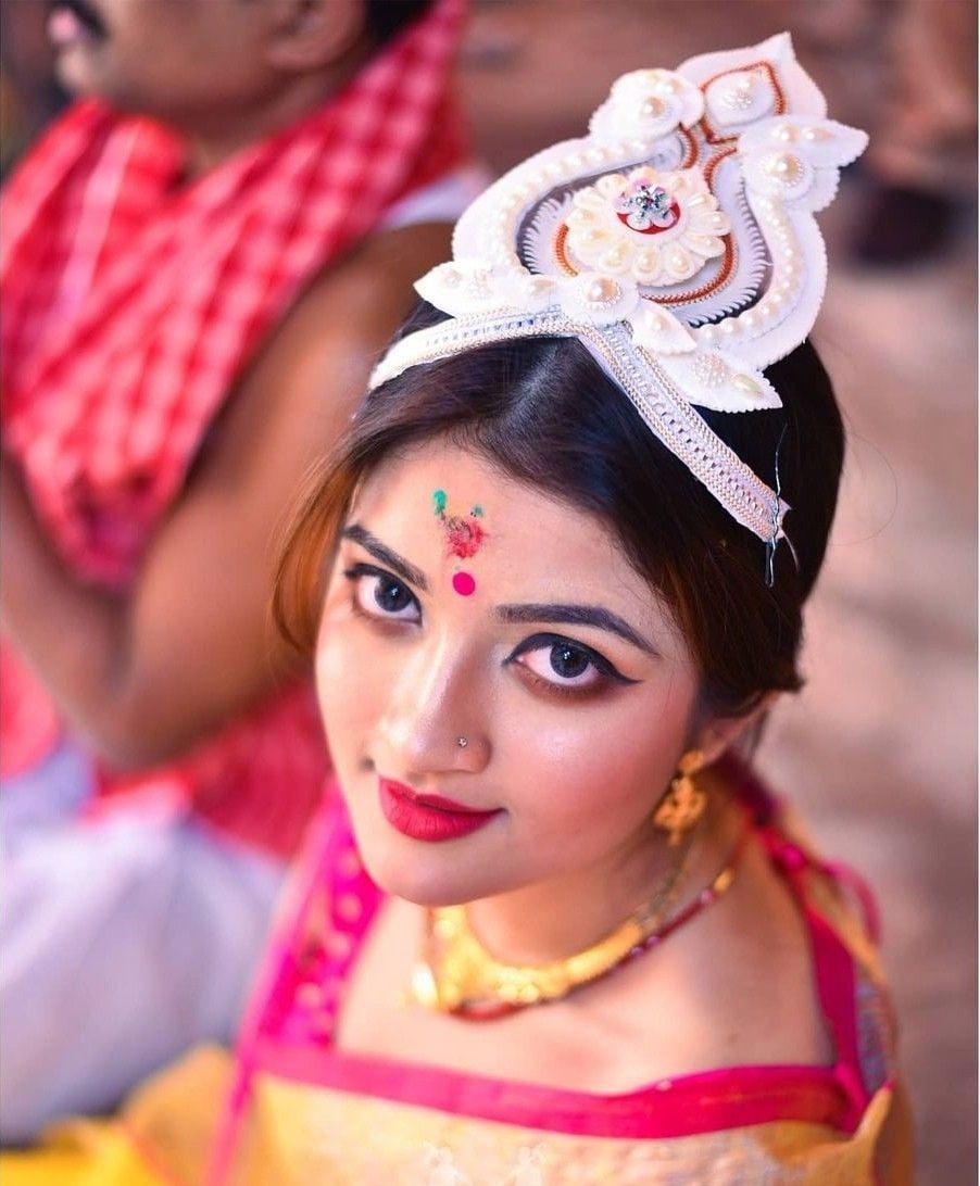 Look Up in Haldi Bengali Bridal Poses