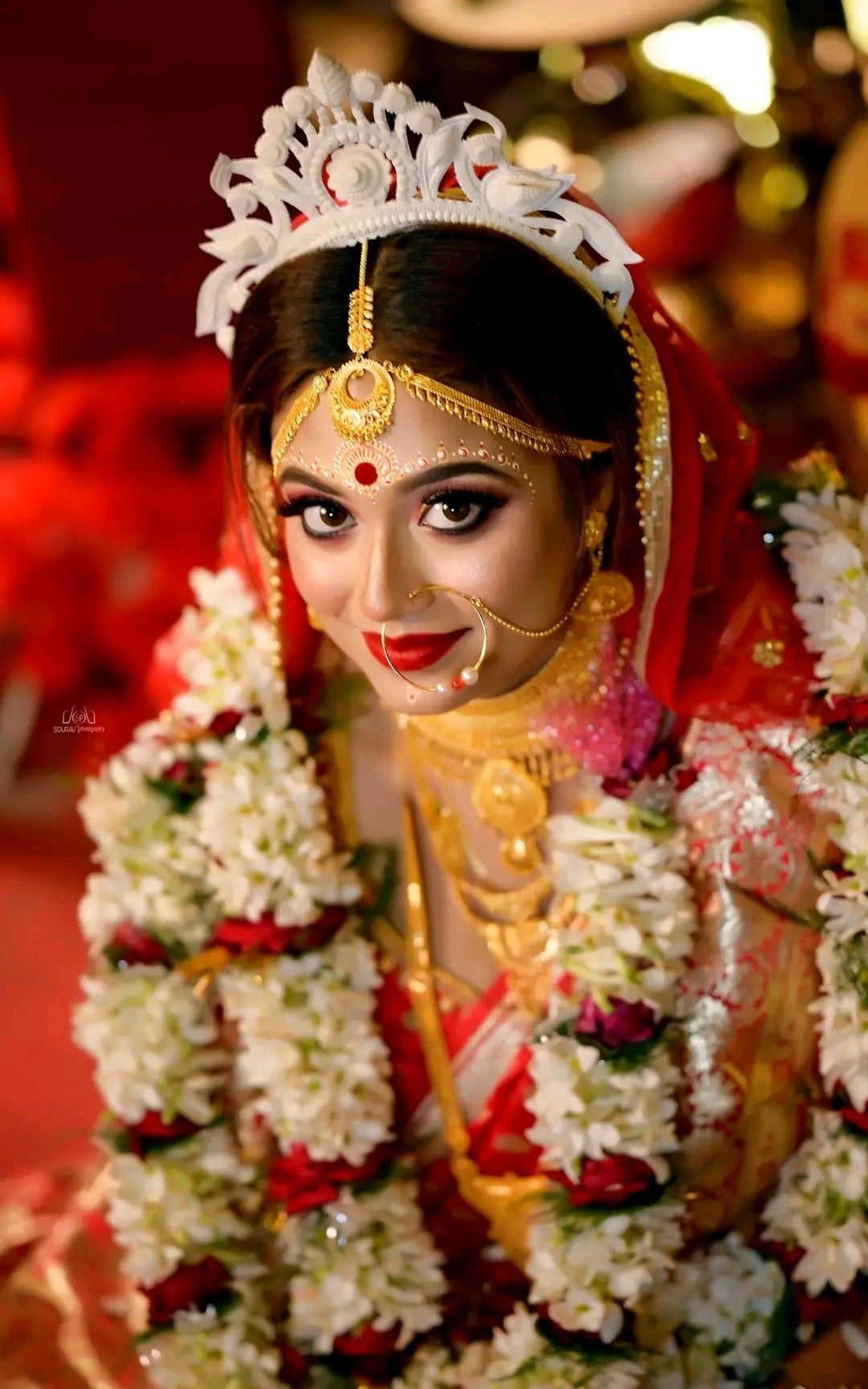 ‘Looking Up’ Bengali Bridal Photoshoot Poses