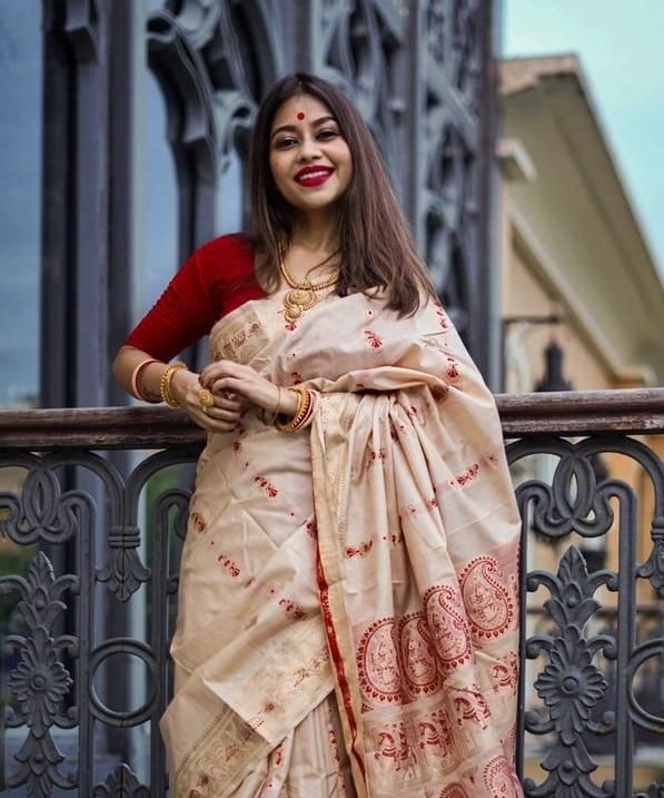 Chique in Cotton Handloom Bengali Saree Look