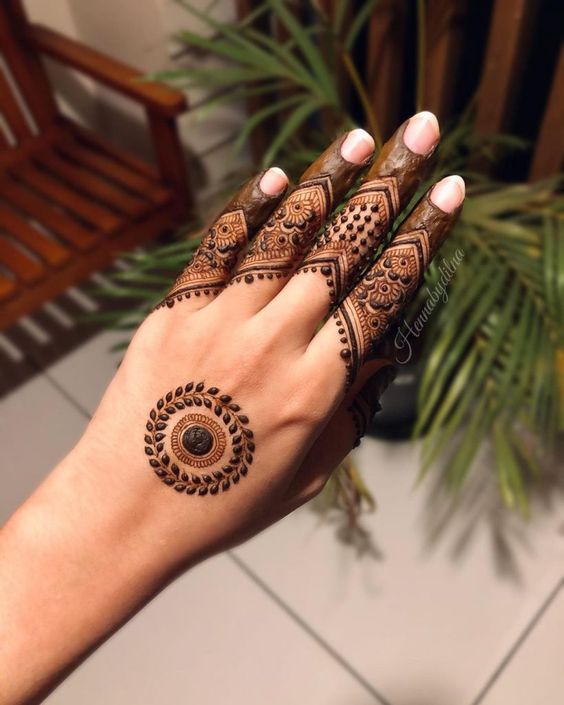 Lines and Dots Henna Art