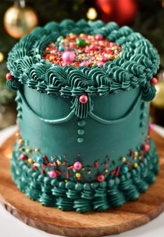 Holiday Meringue Christmas Cake Design