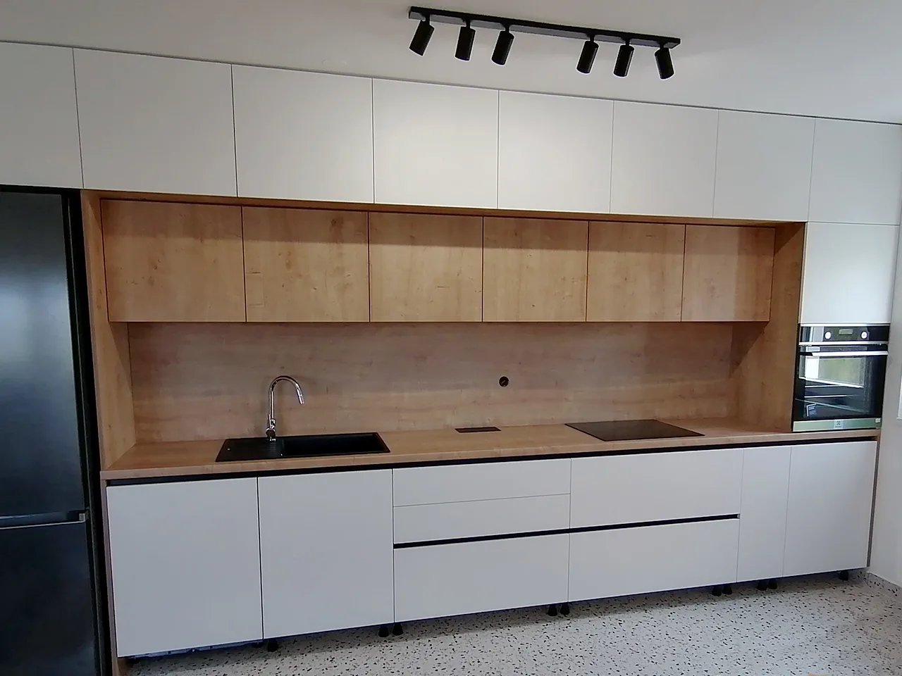 Kuhinja Po Mjeri Moderna Do Stropa