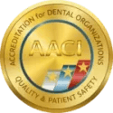 Logo akredytacji AACI dla Klinik NewU.