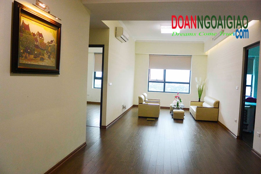 Phòng khách nhìn tổng quan căn hộ Ngoại giao đoàn