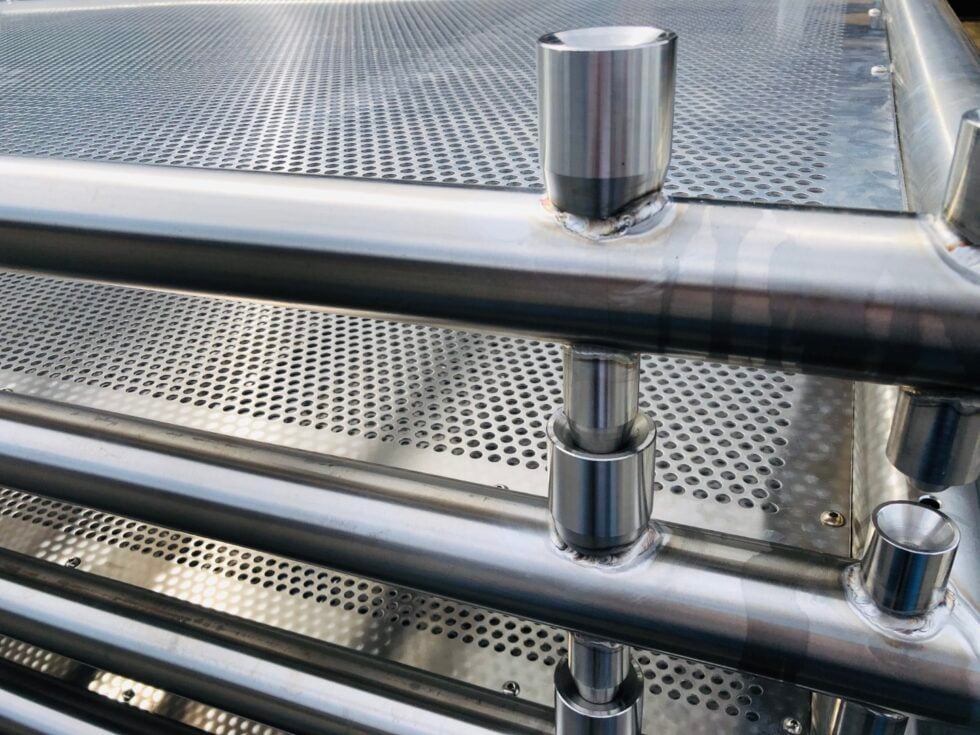 Locators / height separators on stackable pharma trays