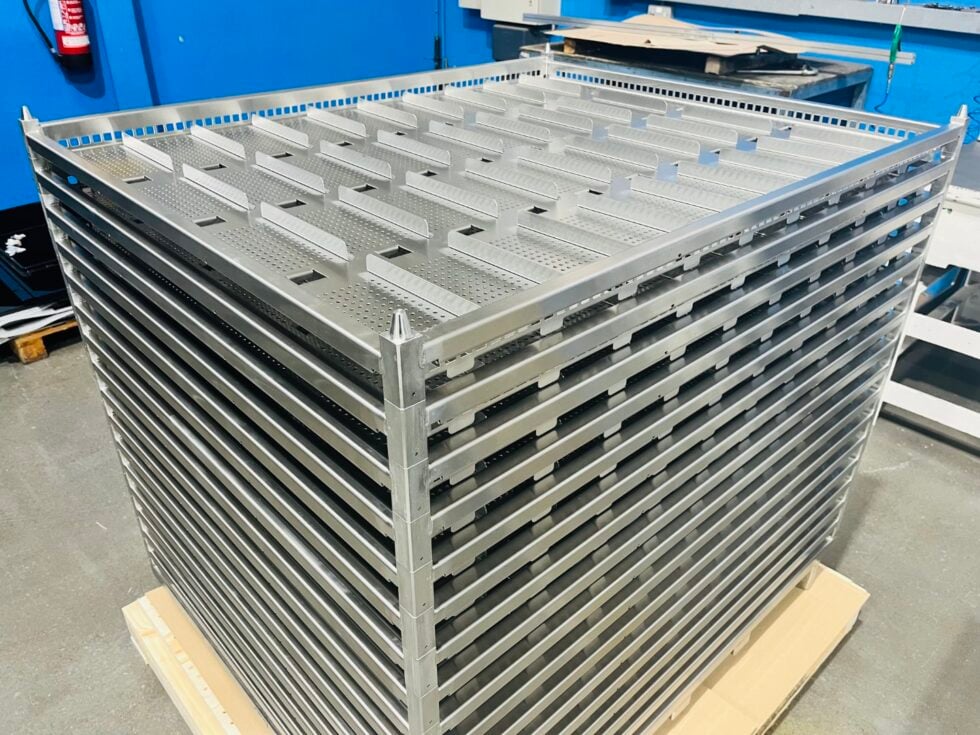 IV Solution trays with separation compartments