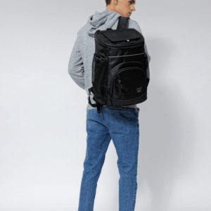 Sac à dos isotherme en noir, conçu pour maintenir la température des aliments et boissons, avec plusieurs poches pour un rangement pratique.