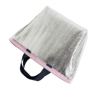 sac isotherme avec finition argentée et poignées noires, conçu pour maintenir la température des aliments et des boissons