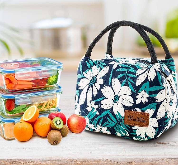 Sac isotherme à motifs floraux, idéal pour le transport de repas et de collations, accompagné de contenants alimentaires et de fruits frais.