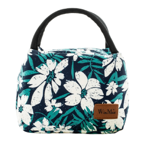 sac isotherme à motif floral bleu et blanc, avec une poignée noire, idéal pour le transport de nourriture et de boissons.