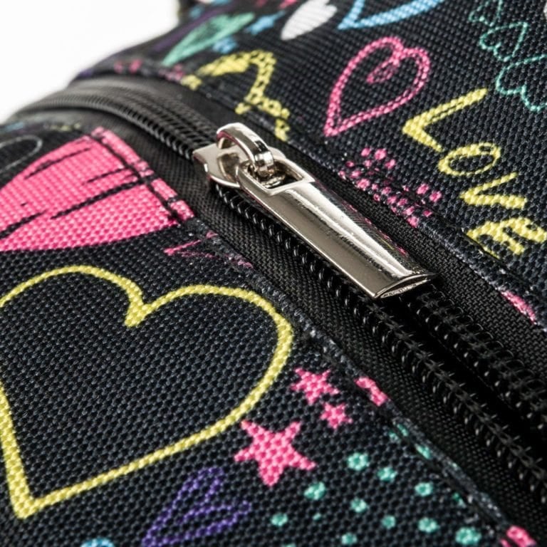 Sac isotherme avec motif coloré et fermeture éclair métallique, idéal pour garder les aliments et boissons au frais.
