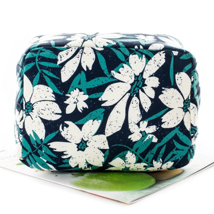 sac isotherme à motif floral bleu marine et blanc, idéal pour le transport de nourriture et de boissons, design pratique et esthétique