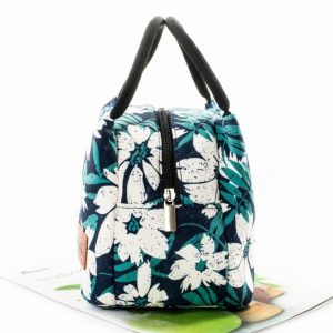 Sac isotherme à motifs floraux, idéal pour conserver les aliments et boissons au frais, avec une fermeture éclair et des poignées pour un transport facile.