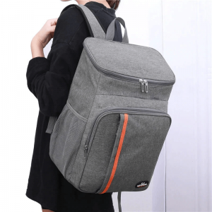 Sac à dos isotherme gris avec poches extérieures et fermeture éclair, idéal pour le transport de repas et de boissons.