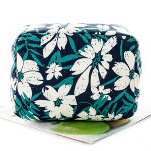 sac isotherme à motif floral bleu marine et blanc, idéal pour le transport de nourriture et de boissons, design pratique et esthétique