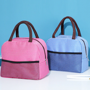 Sacs isothermes à rayures rose et bleu avec poignées en tissu, idéaux pour garder les aliments et boissons au frais.