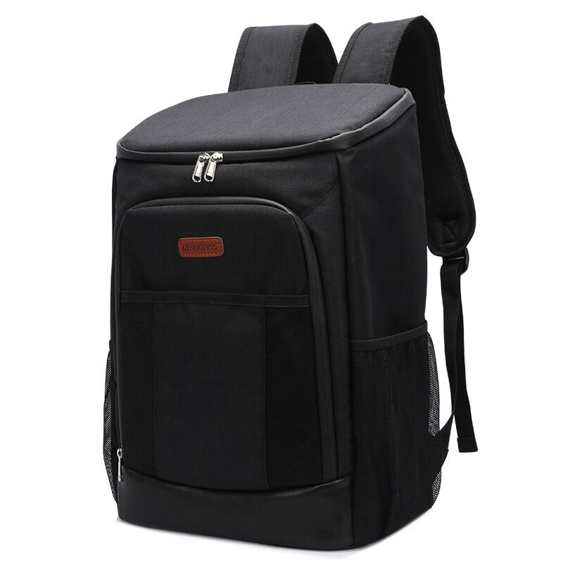 Sac à dos isotherme noir avec compartiment principal zippé, poches latérales en mesh et bretelles rembourrées pour un confort optimal.