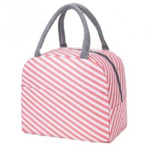 Sac isotherme à rayures roses et blanches, avec poignées grises, idéal pour conserver les aliments au frais.