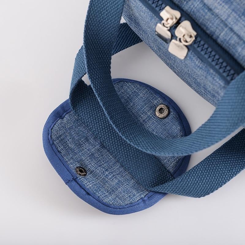 Sac isotherme bleu avec fermeture éclair, fabriqué en tissu résistant, idéal pour le transport de nourriture et de boissons.