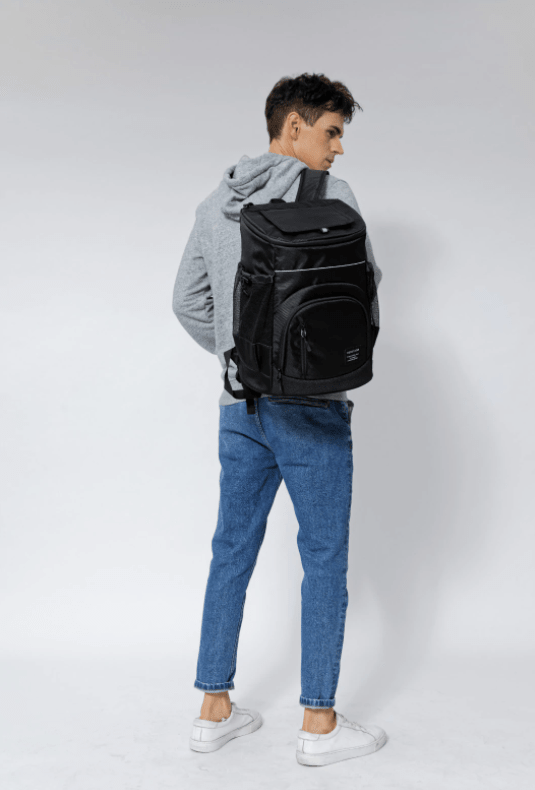 Sac à dos isotherme en noir, conçu pour maintenir la température des aliments et boissons, avec plusieurs poches pour un rangement pratique.
