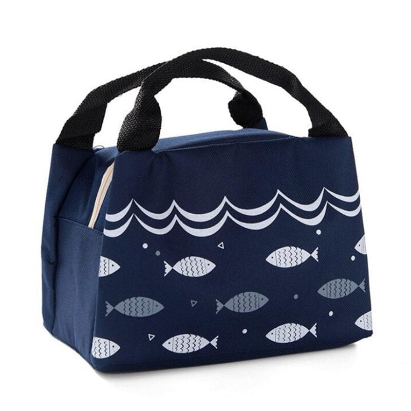 sac isotherme bleu marine avec motif de poissons, conçu pour garder les aliments et boissons au frais, avec des poignées noires pour un transport facile.