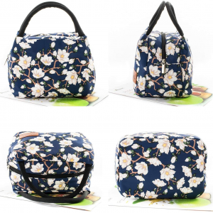 Sac isotherme à fleurs sur fond bleu, conçu pour garder les aliments et boissons au frais, avec une fermeture éclair et des poignées pour un transport facile.