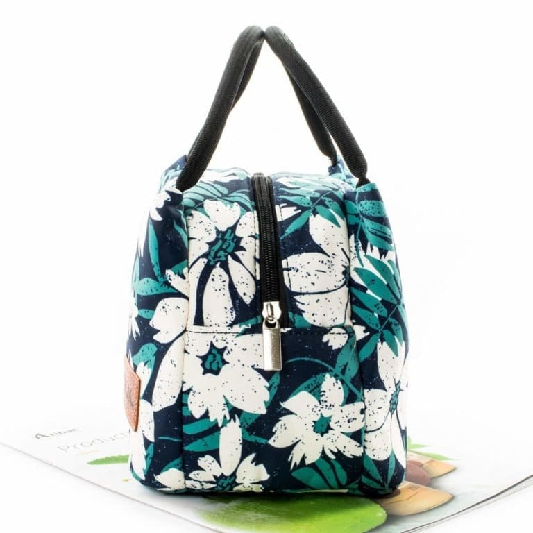 Sac isotherme à motifs floraux, idéal pour conserver les aliments et boissons au frais, avec une fermeture éclair et des poignées pour un transport facile.