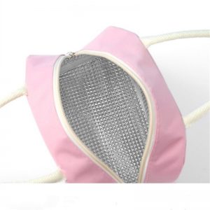 Sac isotherme en tissu rose avec une doublure argentée, conçu pour maintenir la température des aliments et boissons, idéal pour les pique-niques et les sorties.