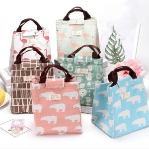Sacs isothermes colorés avec motifs d'animaux et de flamants, idéaux pour le transport de repas et de boissons.