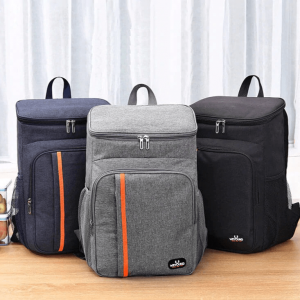 Sacs à dos isothermes en trois coloris (noir, gris et bleu) avec poches zippées et détails colorés, idéaux pour conserver la température des aliments et boissons.