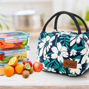 Sac isotherme à motifs floraux, idéal pour le transport de repas et de collations, accompagné de contenants alimentaires et de fruits frais.