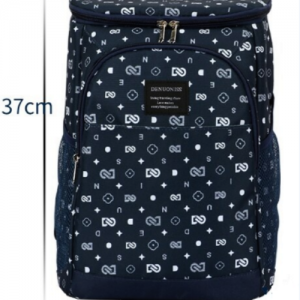 Sac isotherme de couleur bleu marine avec motifs géométriques, dimensions 37 cm de hauteur et 26 cm de largeur, conçu pour maintenir la température des aliments et des boissons.