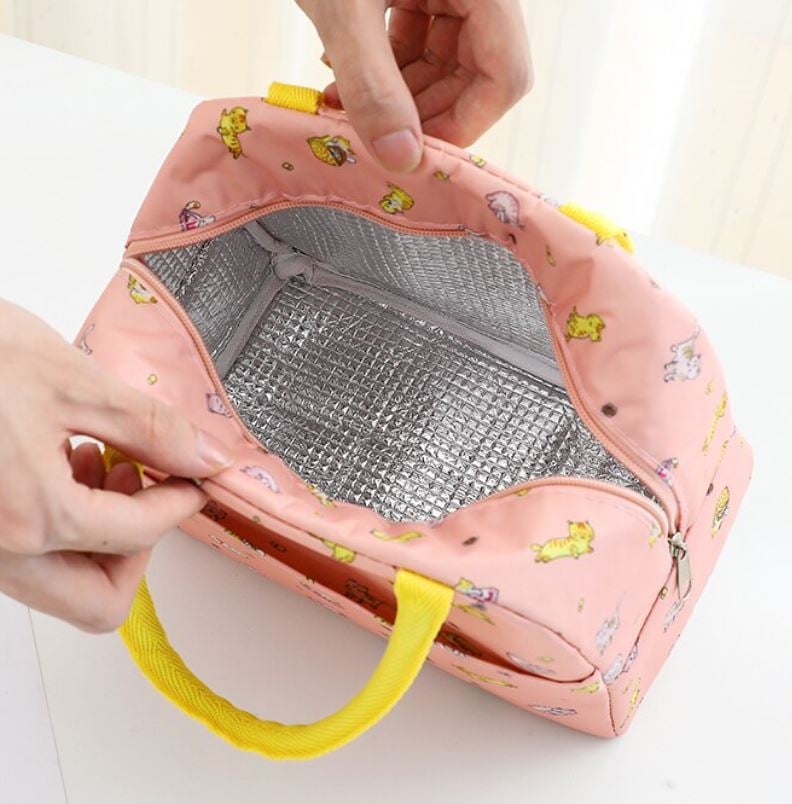 Sac isotherme rose avec motifs colorés, intérieur en aluminium pour une meilleure isolation, doté de poignées jaunes pour un transport facile.