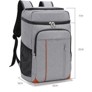 Sac à dos isotherme gris avec dimensions de 30 cm de large, 35 cm de haut et 18 cm de profondeur, doté de poches extérieures et d'une fermeture éclair.