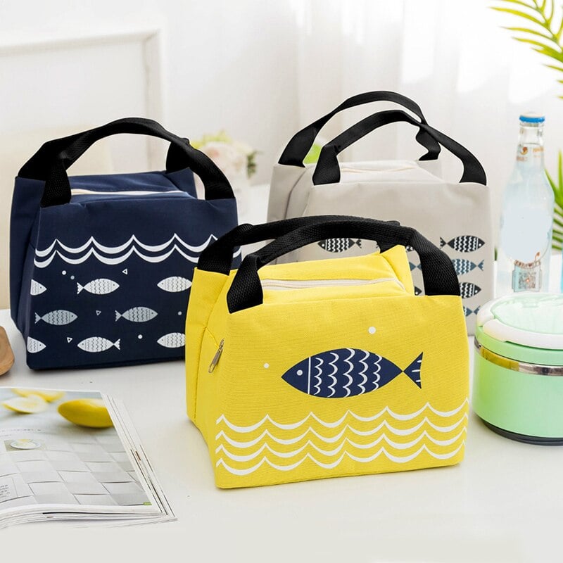 Sacs isothermes colorés avec motifs de poissons, disponibles en bleu, jaune et beige, idéaux pour le transport de repas et de boissons.