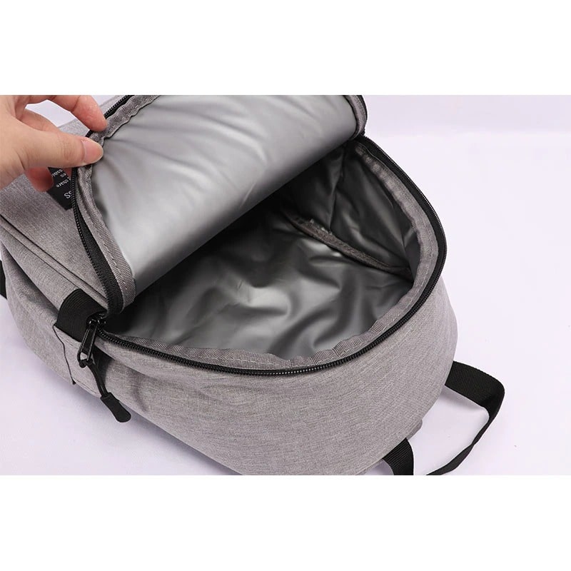 Sac isotherme gris avec une ouverture zippée, intérieur en matériau isolant pour maintenir la température des aliments et des boissons.