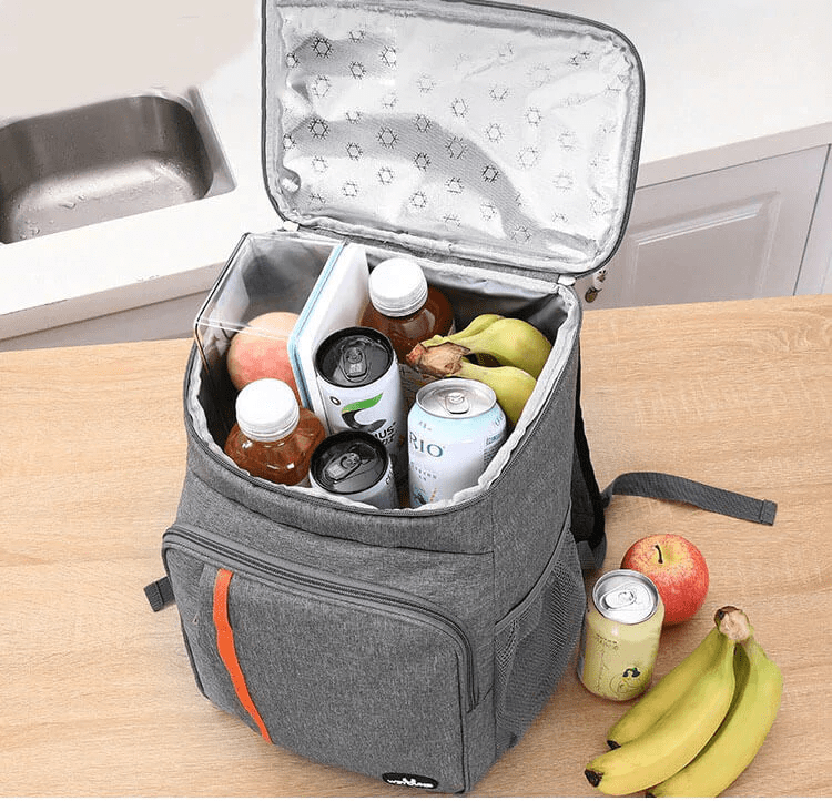 sac isotherme gris avec une ouverture sur le dessus, contenant des boissons, des fruits et des aliments, conçu pour maintenir la température des aliments et des boissons, idéal pour les pique-niques et les sorties en plein air