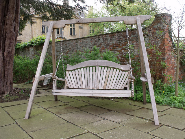 ספסל נדנדה לגינה מעץ- הדרך המושלמת להתחיל ולסיים יום עבודה