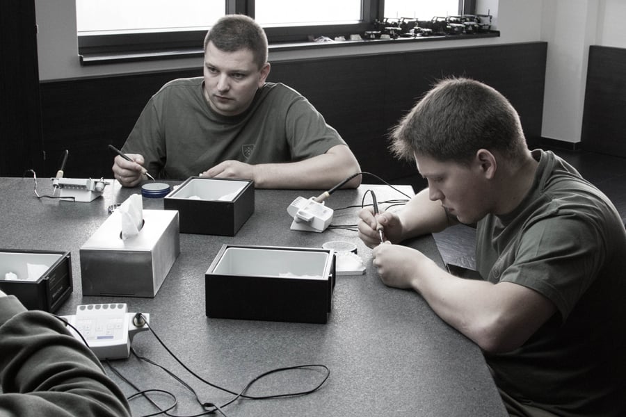 Przygotowywanie wax-upu - ćwiczenie zwiększające zdolności manualne Przygotowywanie wax-upu - ćwiczenie zwiększające zdolności manualne