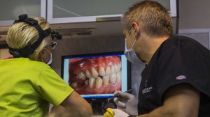 DDS, MSc Magdalena Żywicka i DDS, MSc Tomasz Cegielski analizują zdjęcia pacjentów DDS, MSc Magdalena Żywicka i DDS, MSc Tomasz Cegielski analizują zdjęcia pacjentów