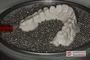 Umieszczenie modelu w próżniowym urządzeniu do tłoczenia wgłębnego Umieszczenie modelu w próżniowym urządzeniu do tłoczenia wgłębnego