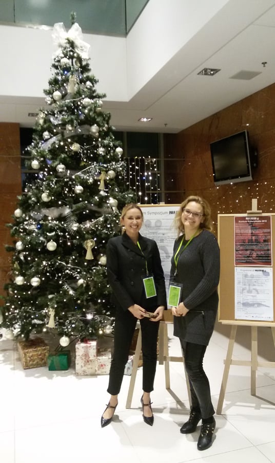 Lek. stom. Sylwia Książek z wykładowcą dr Moniką Dzieciątkowską. Lek. stom. Sylwia Książek z wykładowcą dr Moniką Dzieciątkowską.