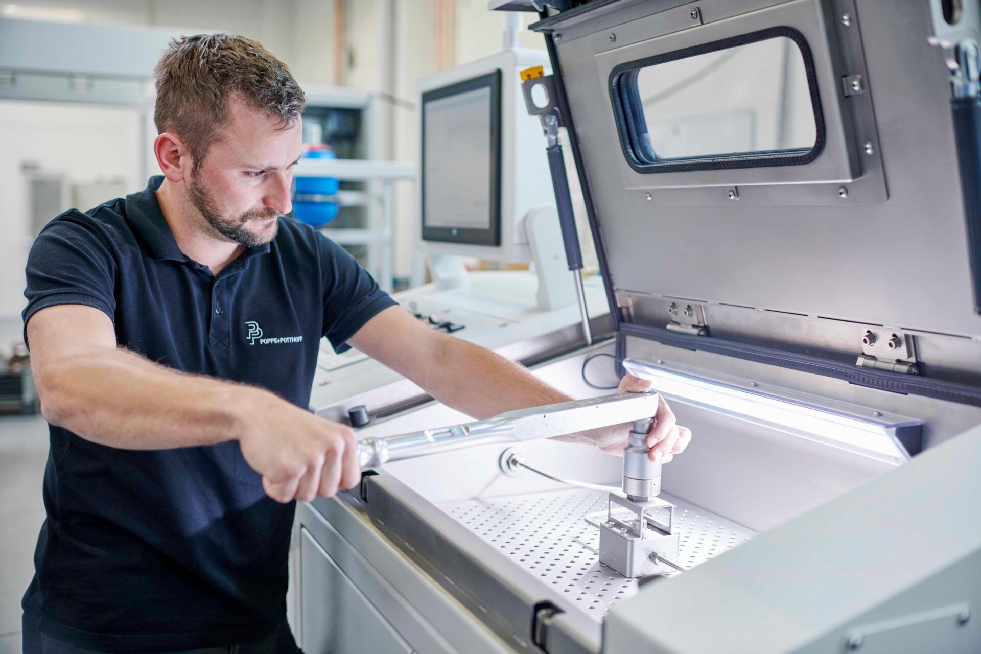Burst test bench with open chamber and fixture