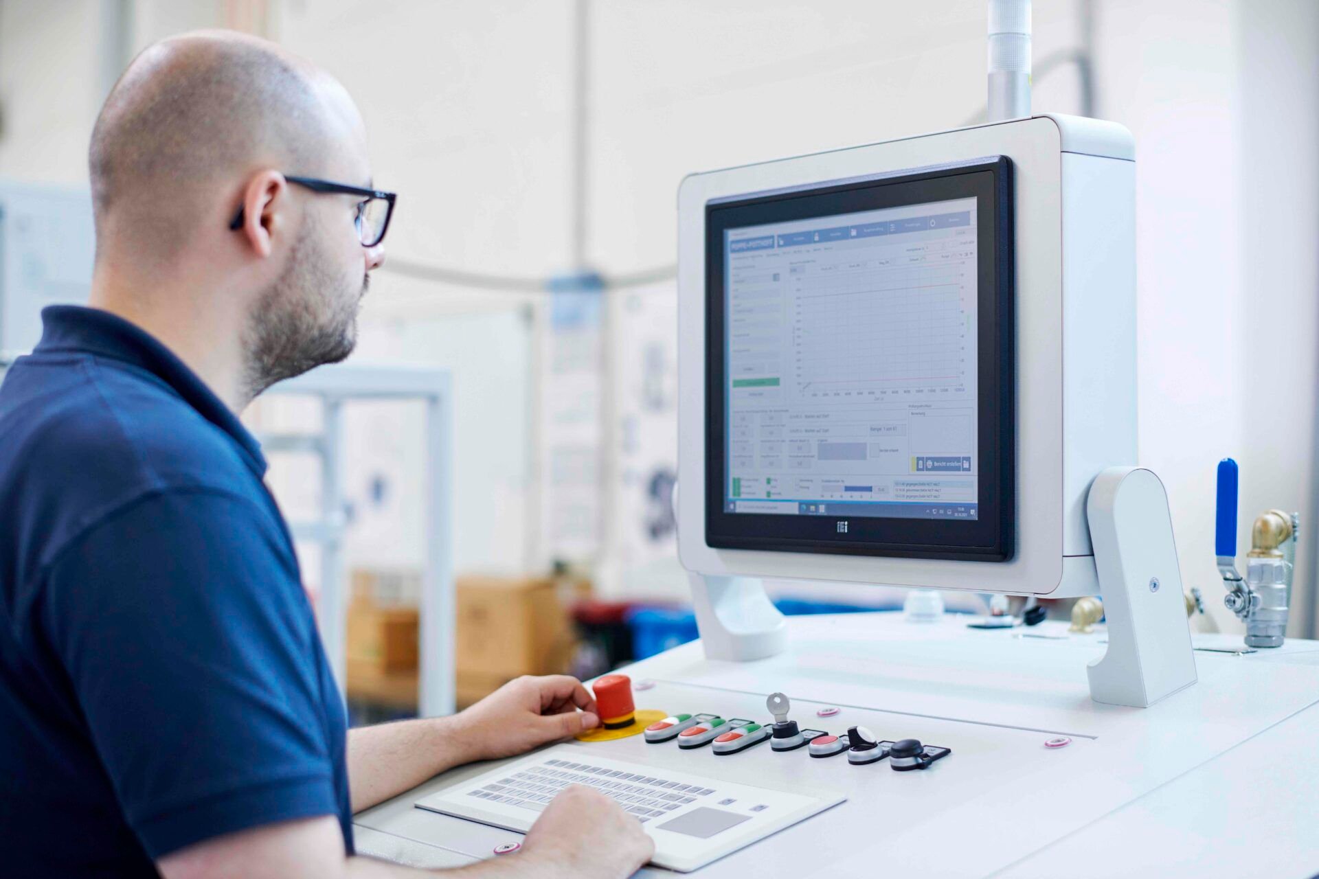 Bastian Drexhage operating a Poppe + Potthoff pressure cycle test rig