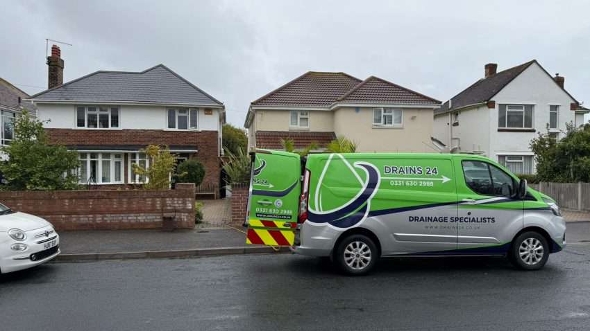 New underground drainage system being installed in Portsmouth using uPVC and twinwall pipes. Text overlay reads ‘New Drainage Installation – Portsmouth Drains24