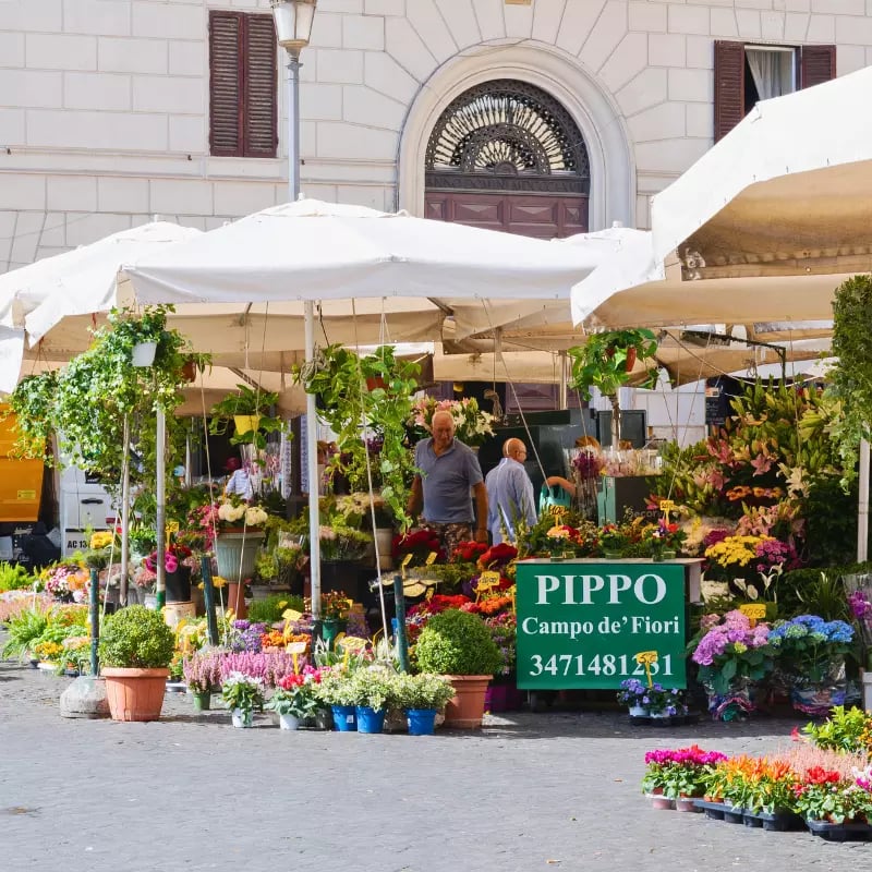 Piazza Campo de' Fiori a Roma è famosa per il suo mercato e per i suoi fioristi