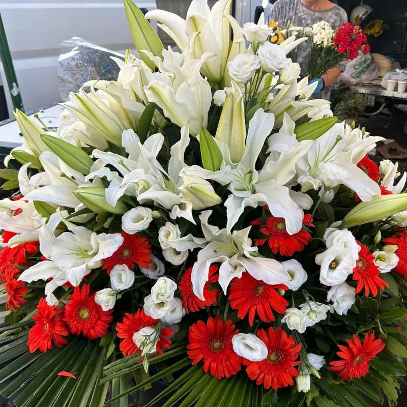Effettuiamo composizioni floreali per omaggiare i defunti durante i funerali.