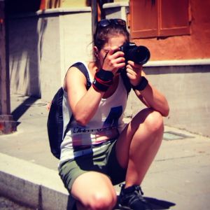 Dominika Niemyska Kobieta pochyla się, by wziąć WSPÓŁPRACĘ.