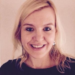 Emilia Sałecka Blondynka szczęśliwie pozująca do kamery.